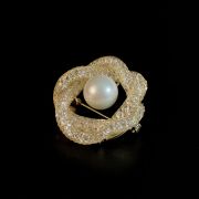 Elegant openwork gold thread pearl flower brooch